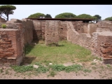 08154 ostia - regio v - via della fortuna della annonaria - edificio (v,iv,2) - 2. raum von westen - bli ri norden - 06-2024.jpg